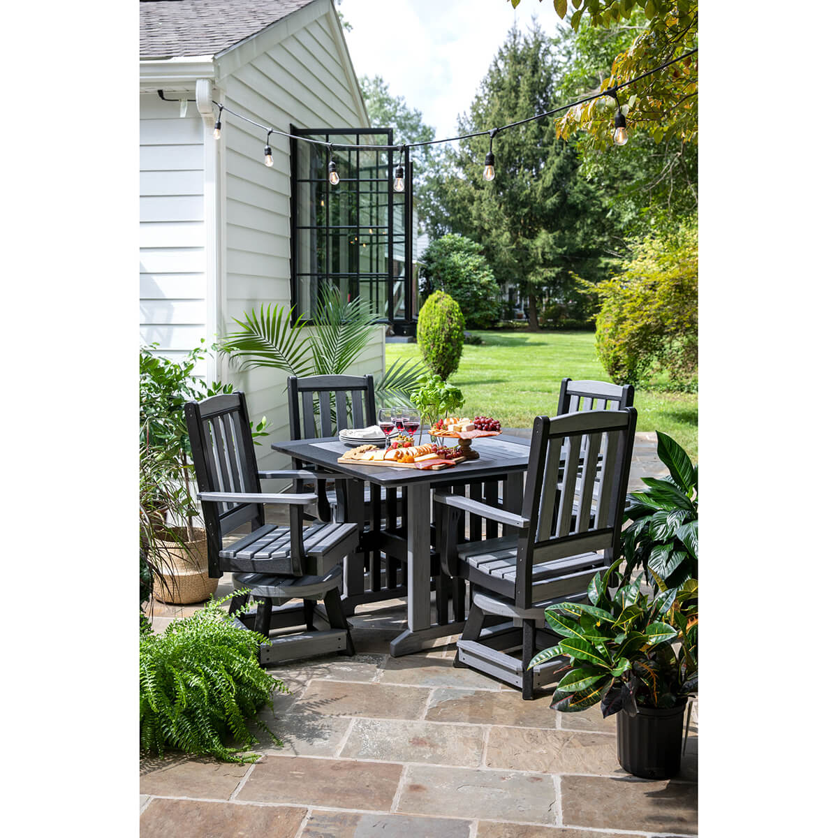 Read more about the article English Garden Swivel Chairs And Table